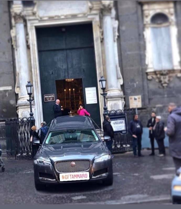 Carro funebre Gennaro Tammaro nel centro storico di Napoli