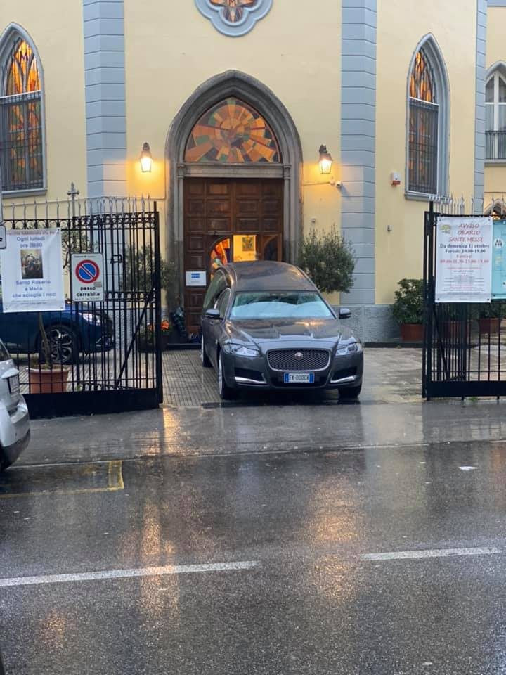 Carro funebre Gennaro Tammaro presso la chiesa San Giovanni Battista