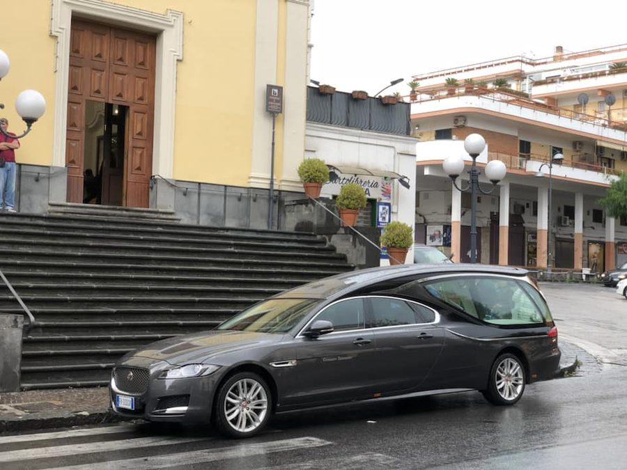 Carro funebre Jaguar Gennaro Tammaro davanti a una chiesa di Napoli