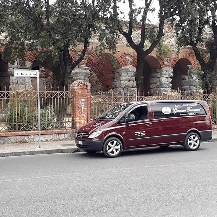 Auto funebre Gennaro Tammaro presso le mura storiche di Pozzuoli