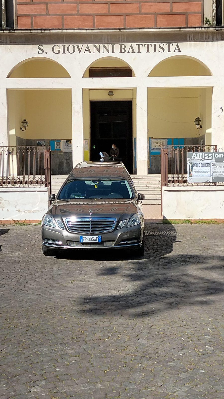 Auto funebre Mercedes Gennaro Tammaro presso la chiesa San Giovanni Battista, Napoli